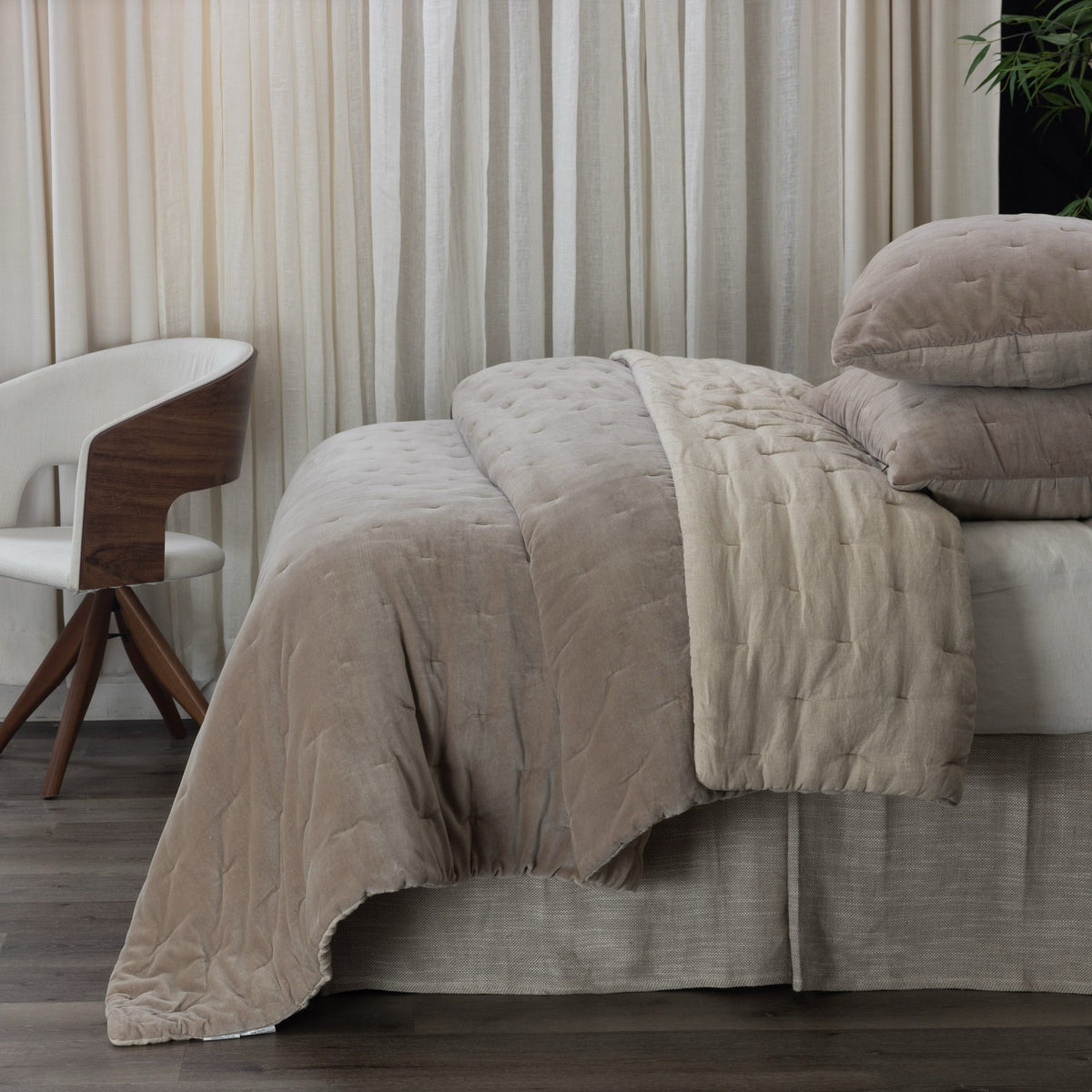 Mesa Linen & Velvet Quilt - Mushroom